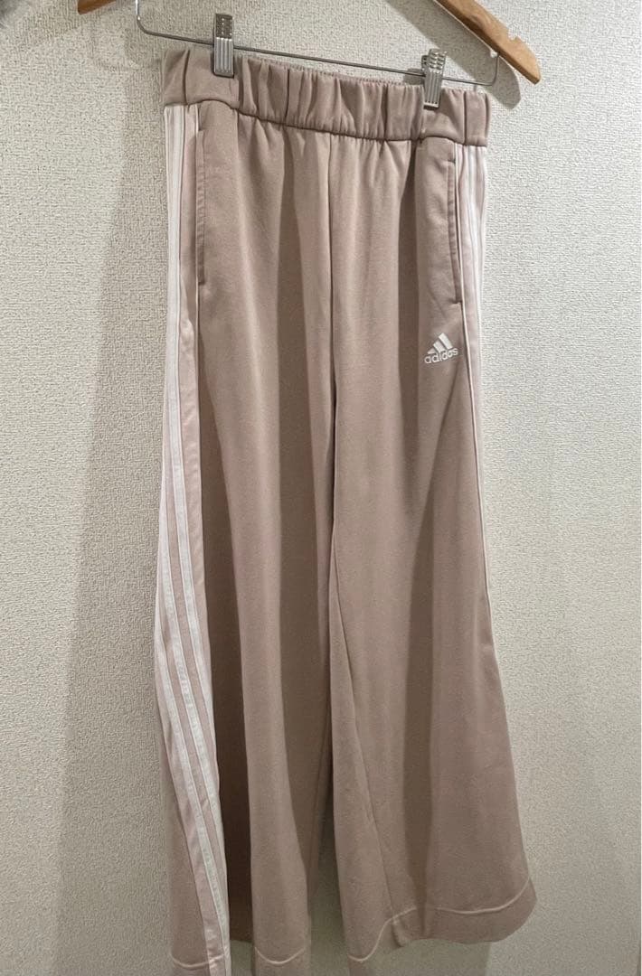 adidas トラックスーツ　EVE06 IC0391
