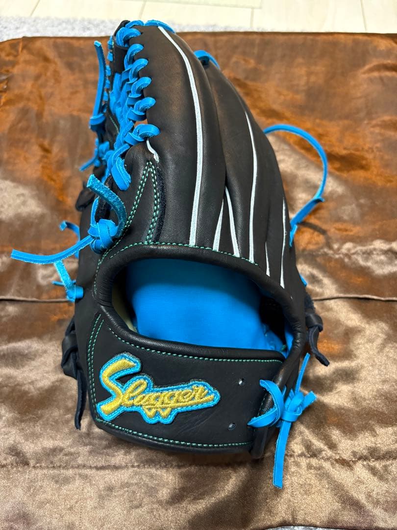 Slugger 軟式グローブ 黒/青 ストライプデザイン