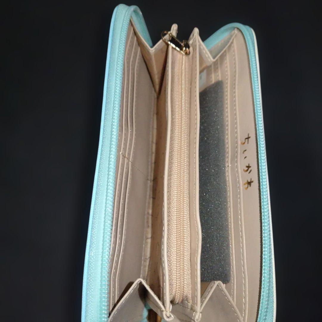 ハチワレがデザインされた「お財布ポシェット（スマホポシェット）」と「長財布」