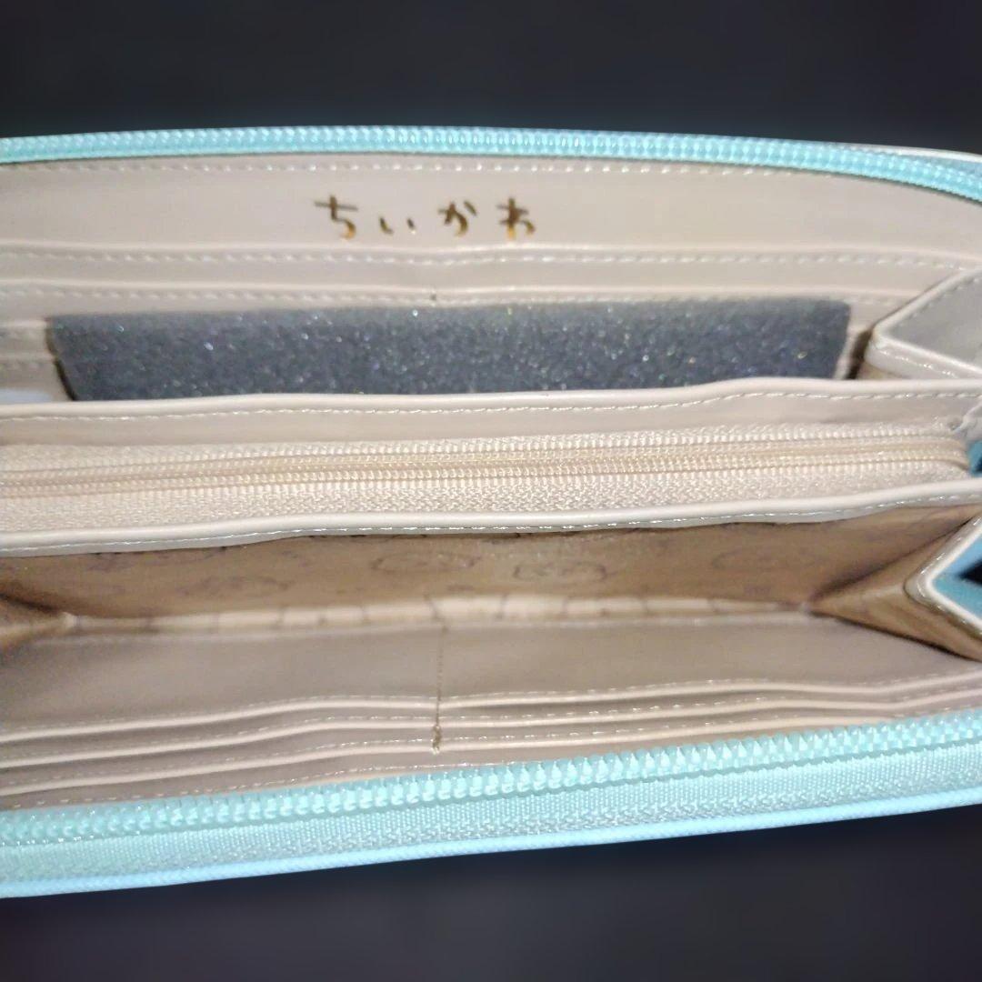 ハチワレがデザインされた「お財布ポシェット（スマホポシェット）」と「長財布」