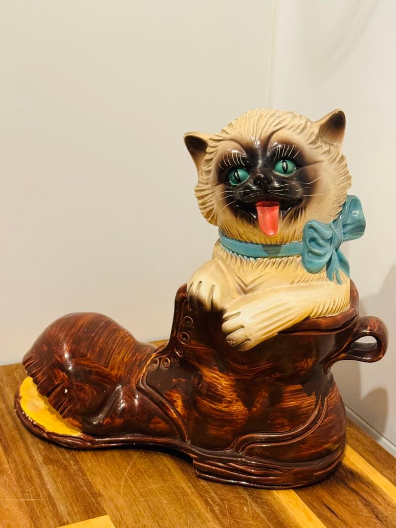 大きめ英国ビンテージCAT 女王が愛した猫　陶器製　ブーツ猫オブジェ　招き猫