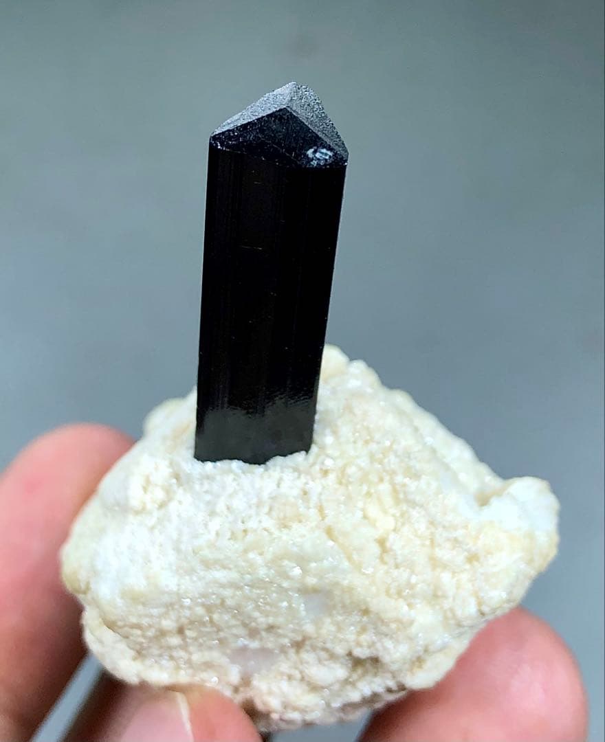 天然の終結ショールブラックトルマリンクリスタル。