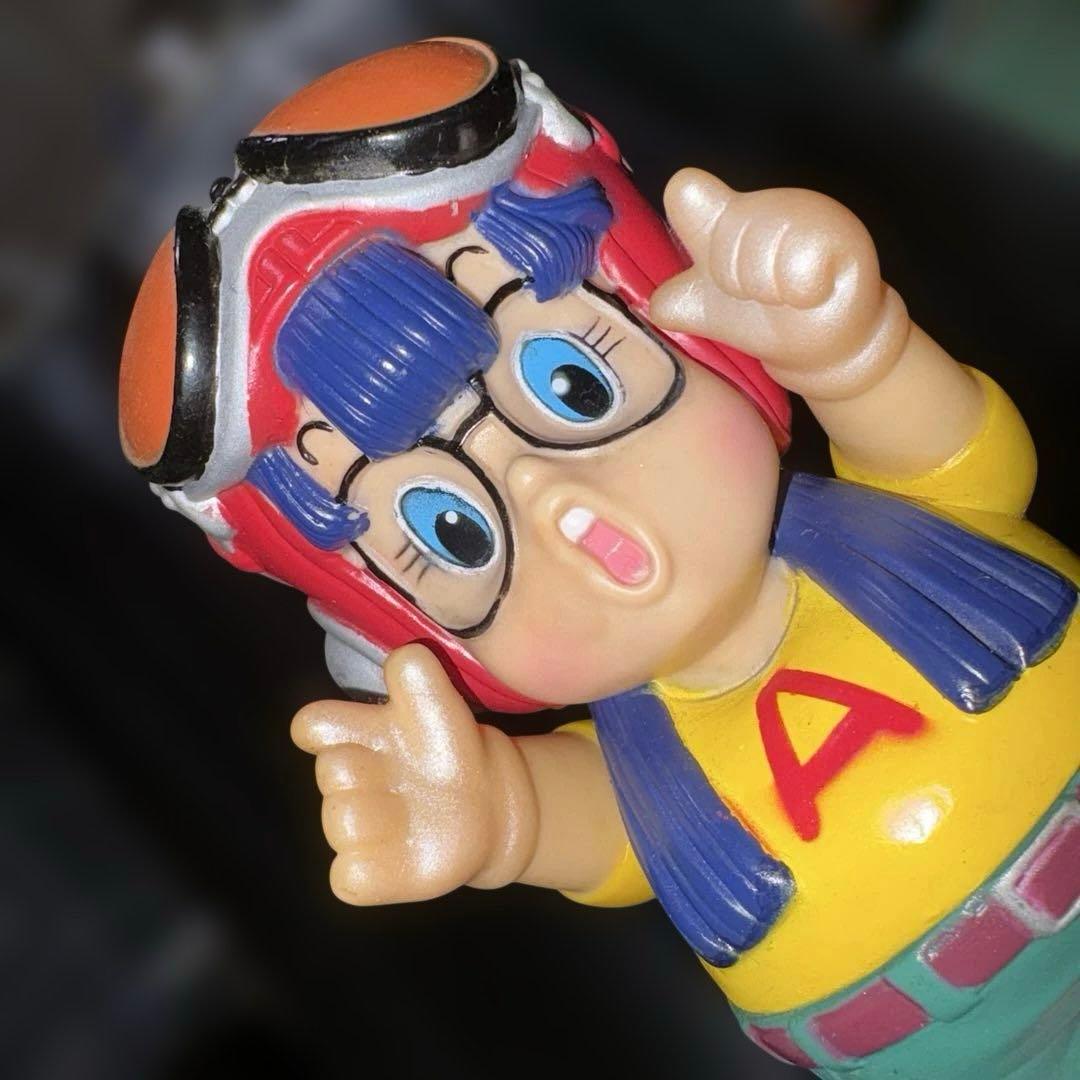 『Dr.スランプ アラレちゃん』の則巻アラレのソフビ製貯金箱約18cm 鳥山明