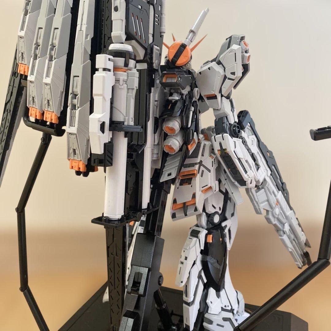 νガンダム　プラモデル　1/100