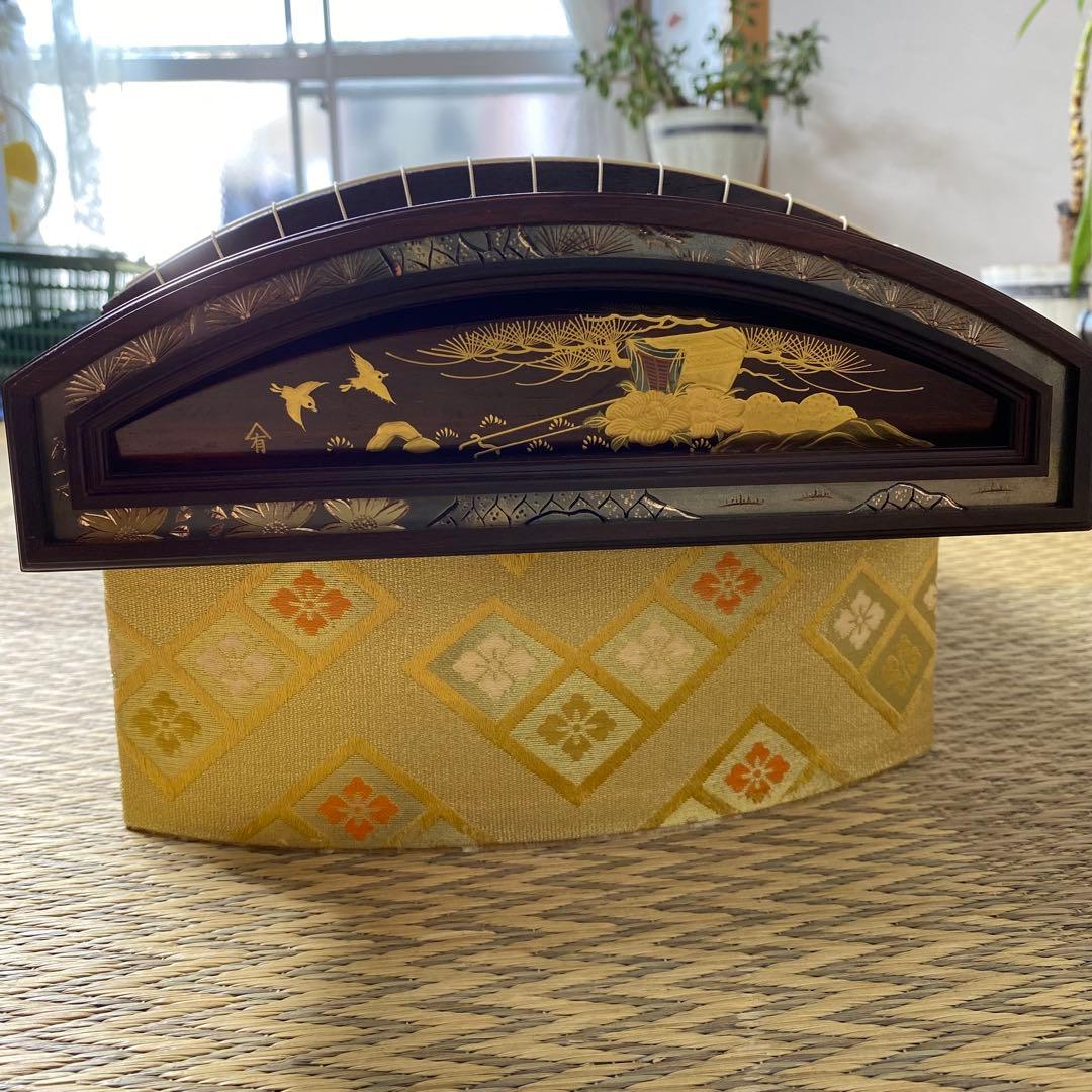 お琴　和楽器　くり甲　綾杉彫　【直接引き取り可能】 【送料込み条件有り】専用台付