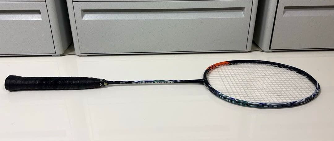 美品❤︎ 廃盤希少❤︎YONEX❤︎アストロクス100ZX ❤︎バドミントンラケット袋付