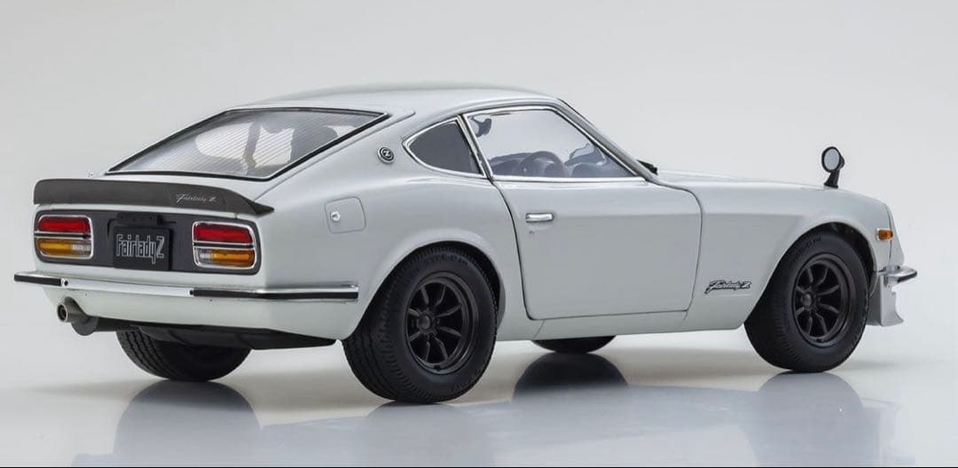 1/18 日産 フェアレディ Z-L S30 ホワイトパールクリスタル シャイン