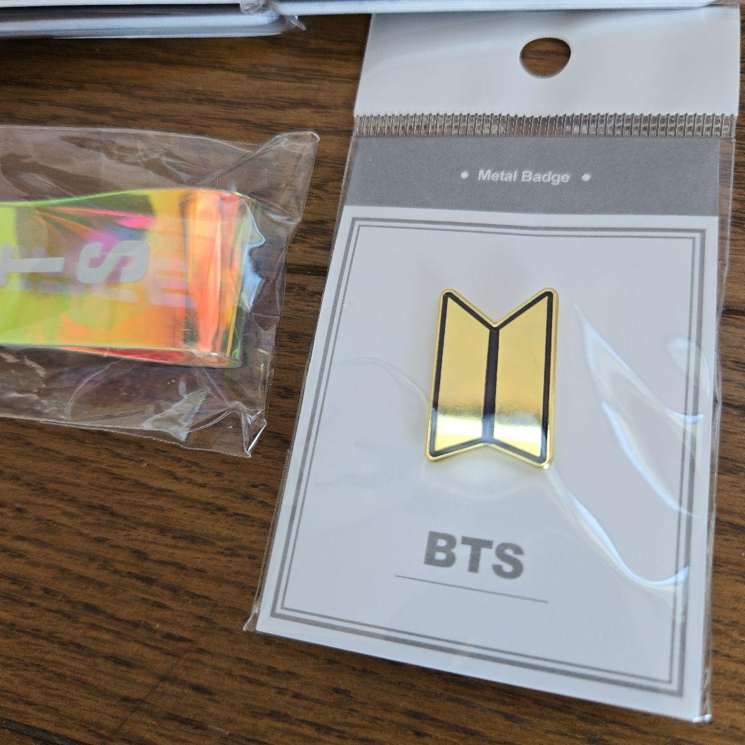 BTS スマホスタンド/3個 メタルピンバッジ/1個/キーホルダー/1個 貴重品