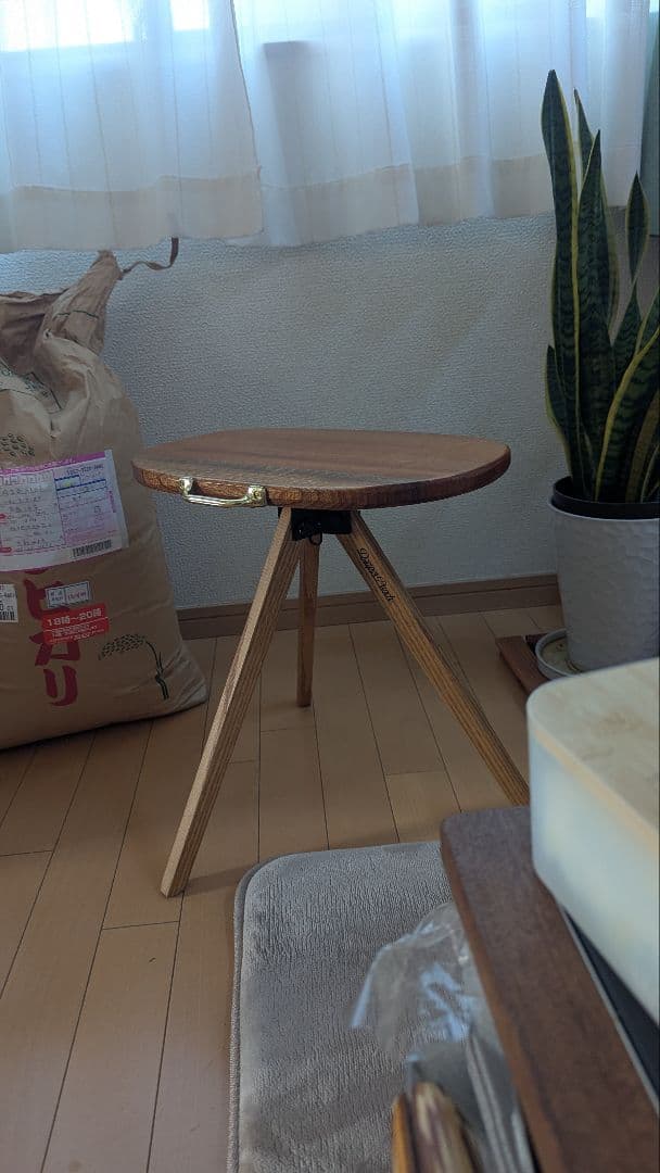 三脚木製テーブル