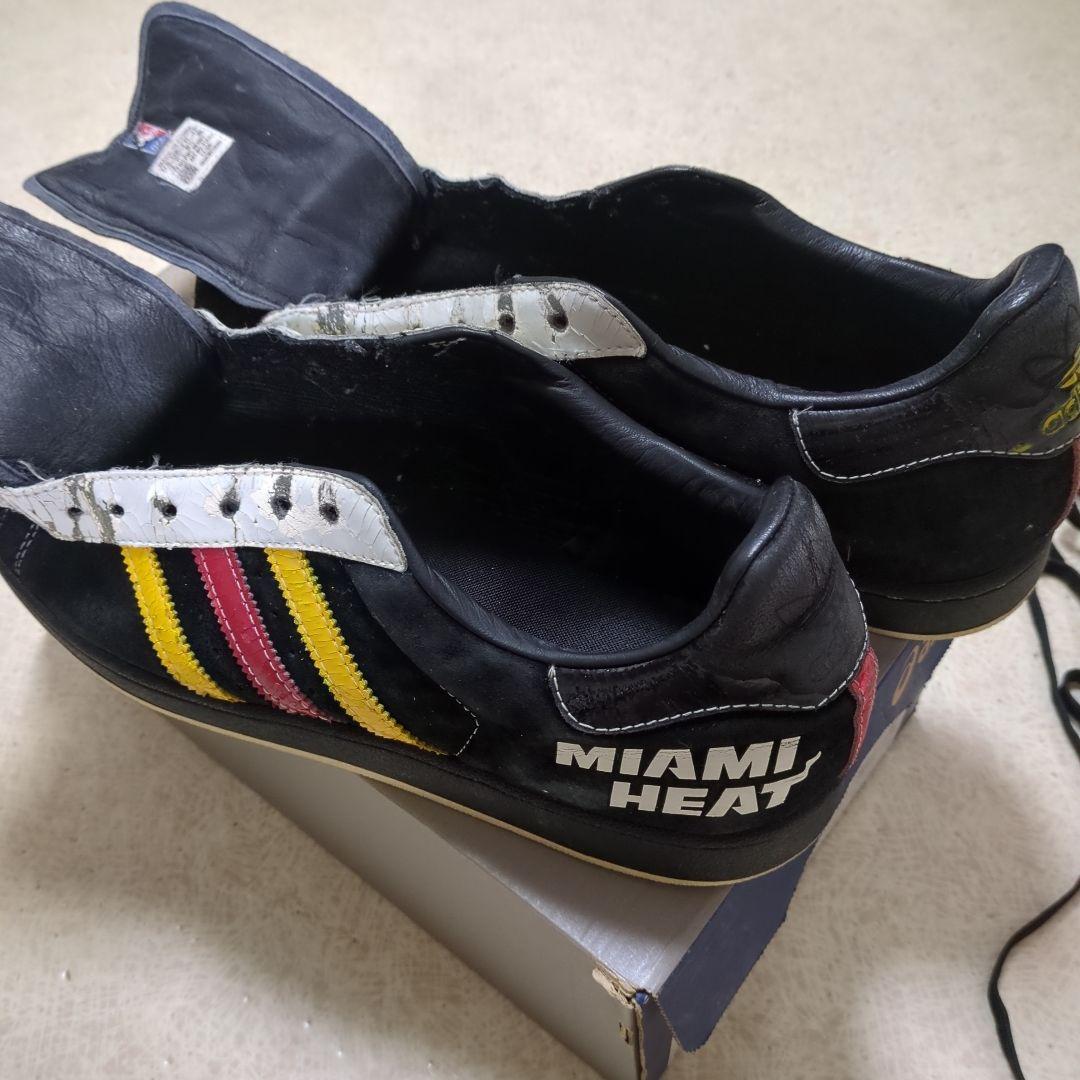 アディダス サッカーシューズ 黒赤黄