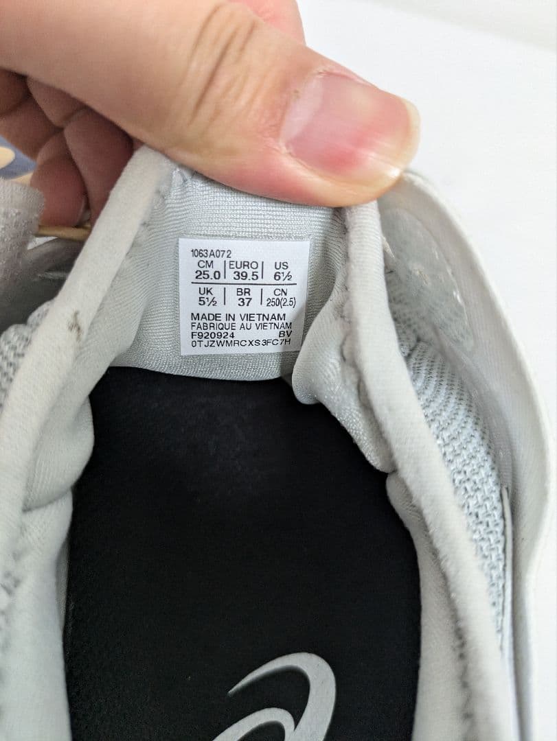 ASICS バスケットシューズ　ユニセックス　25