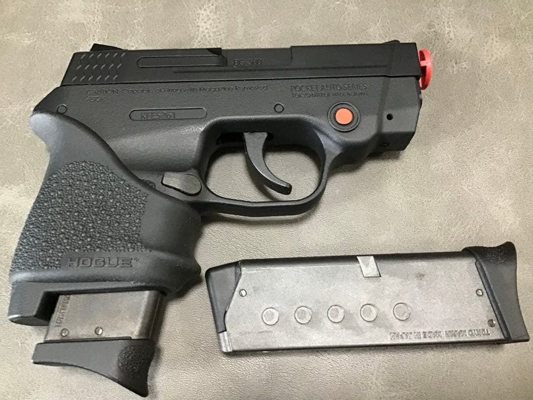 東京マルイ BODYGUARD 380 ガスガン 予備マガジンとホーググリップ付