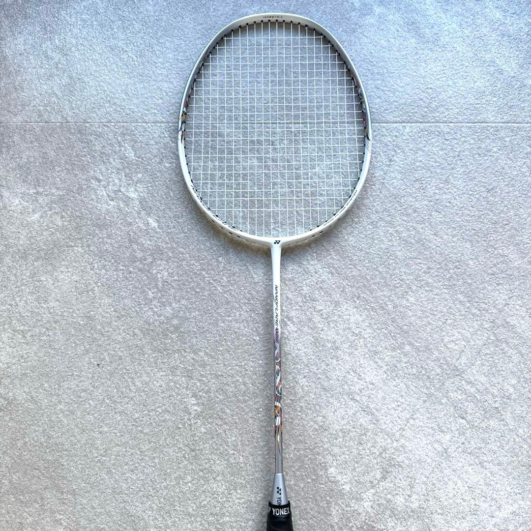 定価30,000 YONEX バドミントンラケット シューズ シャトル3点セット