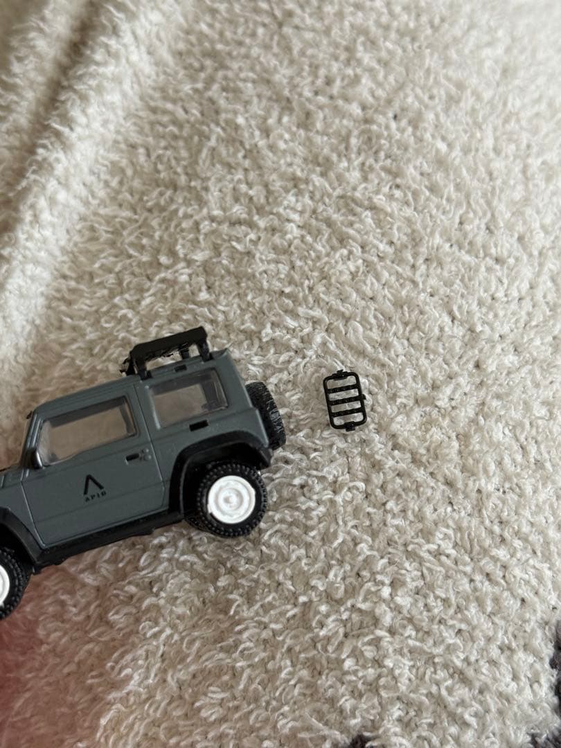 スズキ ジムニー シエラ　おもちゃ　ミニカー　プラモデル　ガチャ　ハイラックス