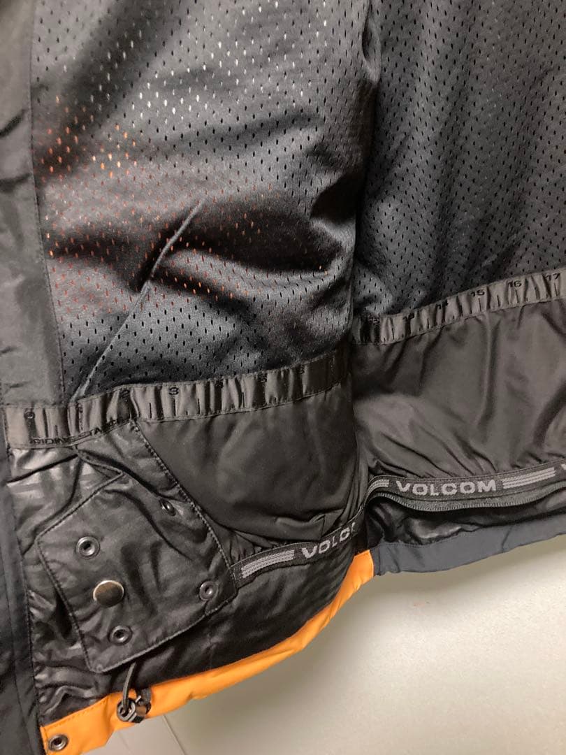 Volcom スノーボード用防水ジャケット 黒オレンジ