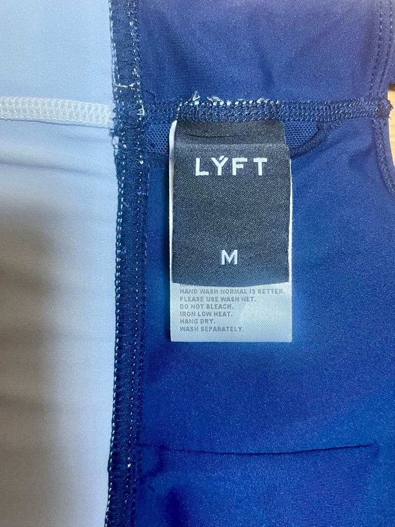 【新作・美品】LÝFT ブラトップ　Mサイズ　ボーダー　ネイビー　LYFT
