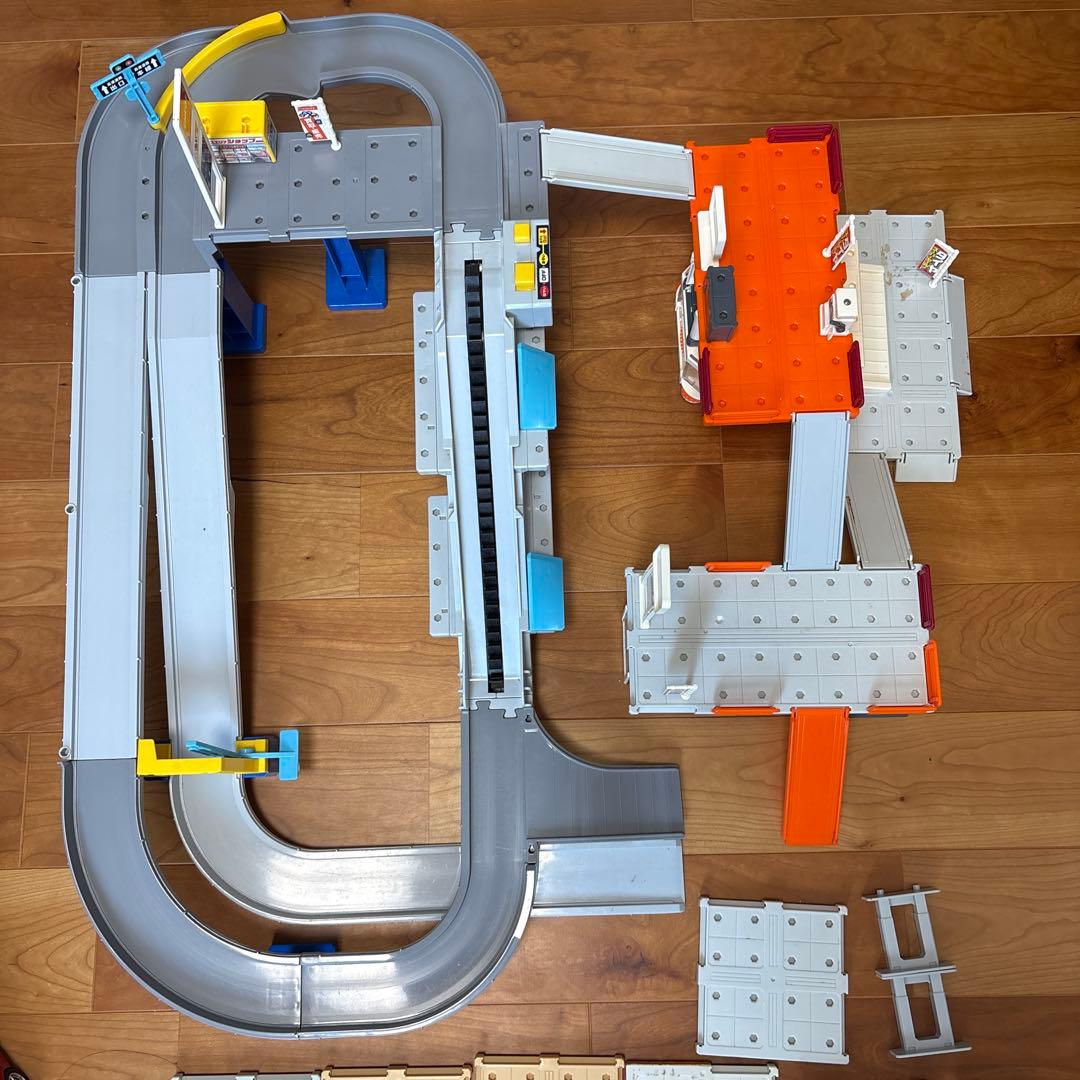 トミカ　ダブルアクショントミカビル　& トミカ 2スピード高速どうろ　おまけつき