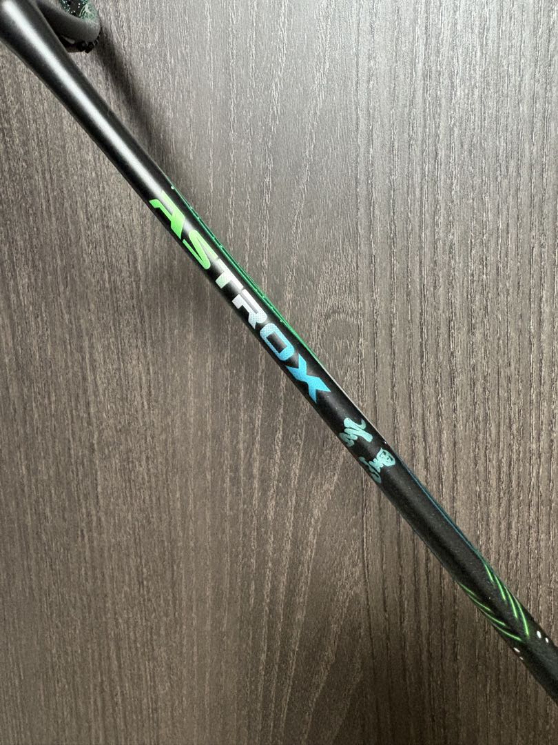 【新品未使用】YONEX ASTROX 玄黒 4UG5
