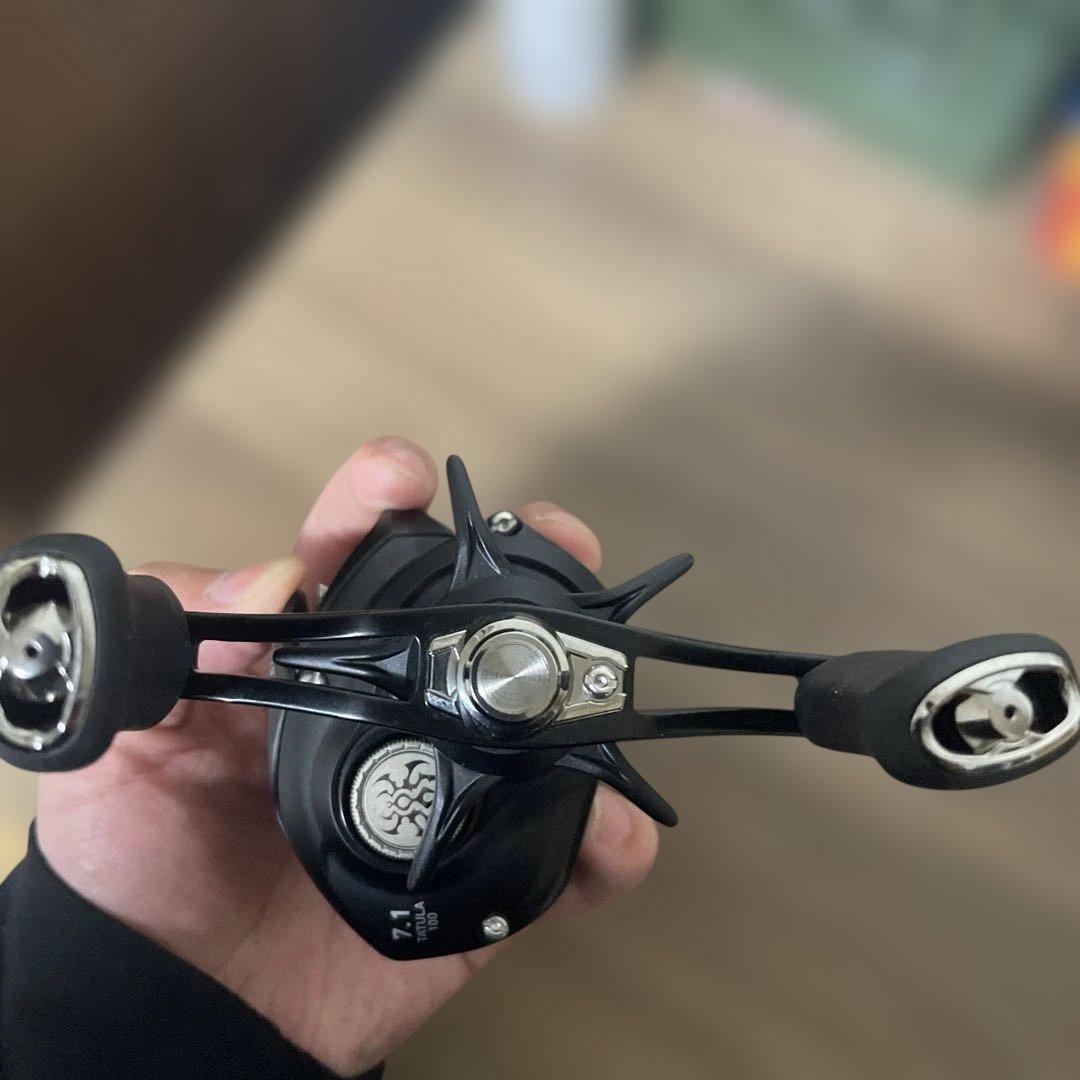DAIWA 24TATULA TW 100H ベイトリールルアーとメジャー