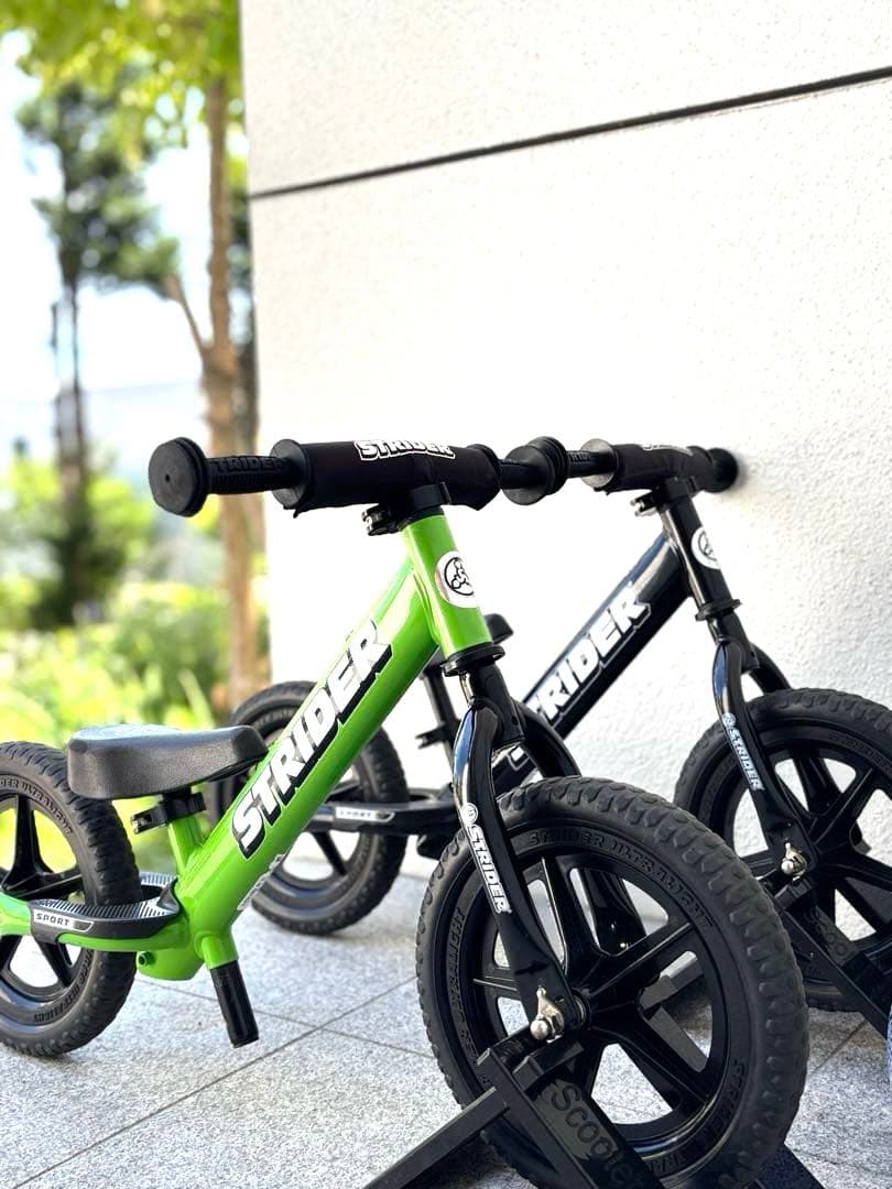 ♦︎2台セット販売♦︎ ストライダー12スポーツ グリーンとブラック ♦︎車輪立て付き