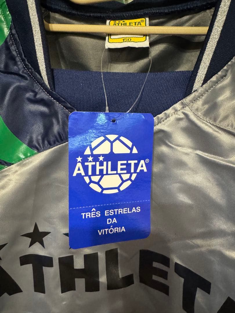 新品ATHLETA キッズ150㌢ピステ上下 セットアップシルバー/ネイビー