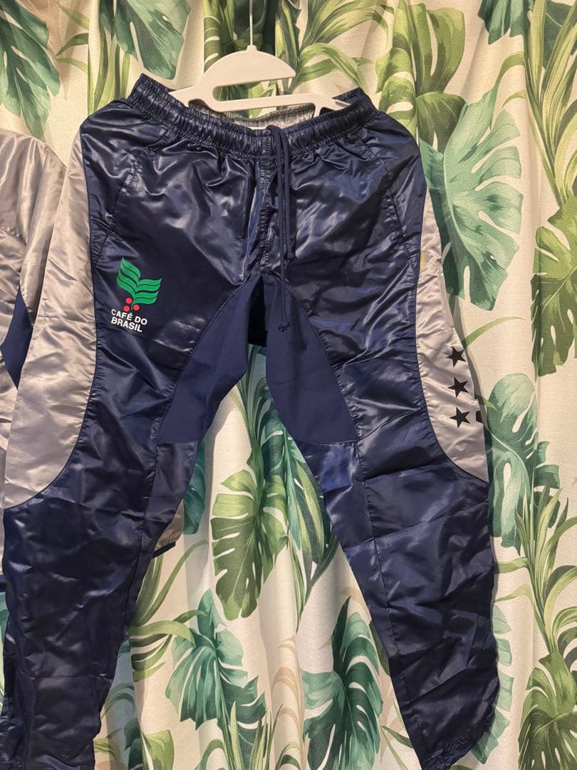 新品ATHLETA キッズ150㌢ピステ上下 セットアップシルバー/ネイビー