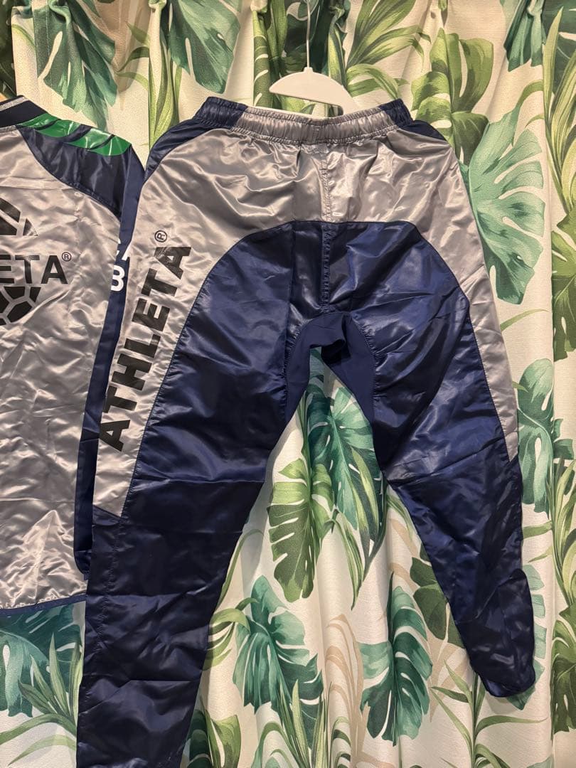 新品ATHLETA キッズ150㌢ピステ上下 セットアップシルバー/ネイビー