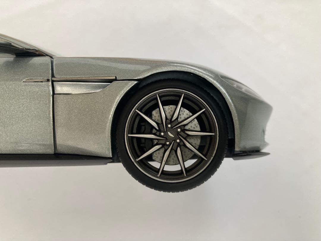 「りん」「007 スペクター」のボンドカー ホットウィール 1/18