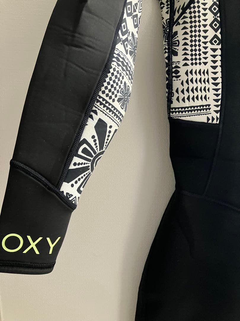 ROXY（ロキシー）バックジップフルスーツ　2ミリ　Lサイズ　ハンガー付き