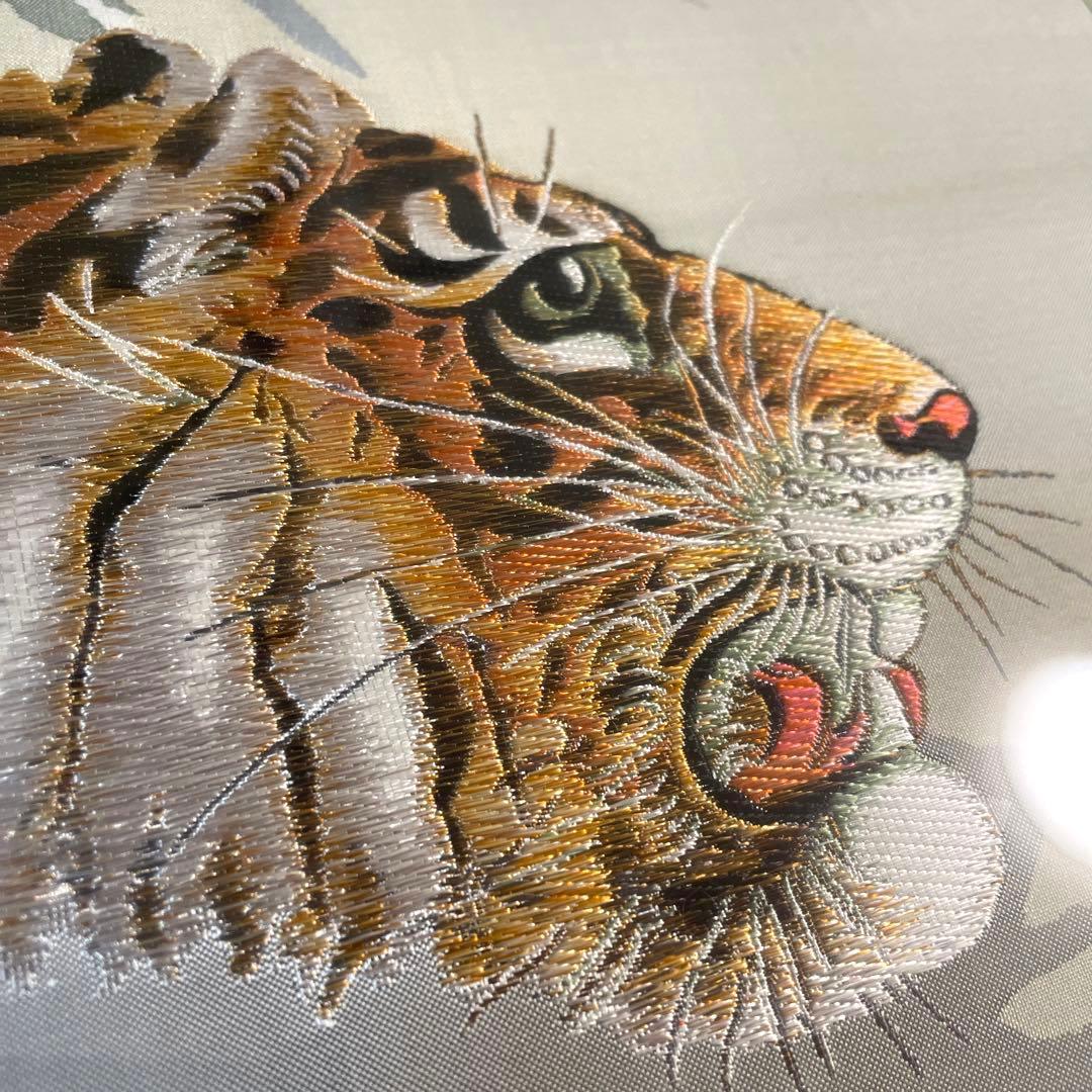 絹織物　山君図　虎　刺繍絵画　刺繍絵　掛け額　額入り　額縁　大型サイズ