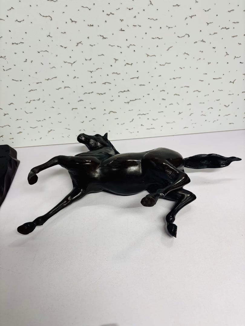 金属製・馬・置物　木製台座付き