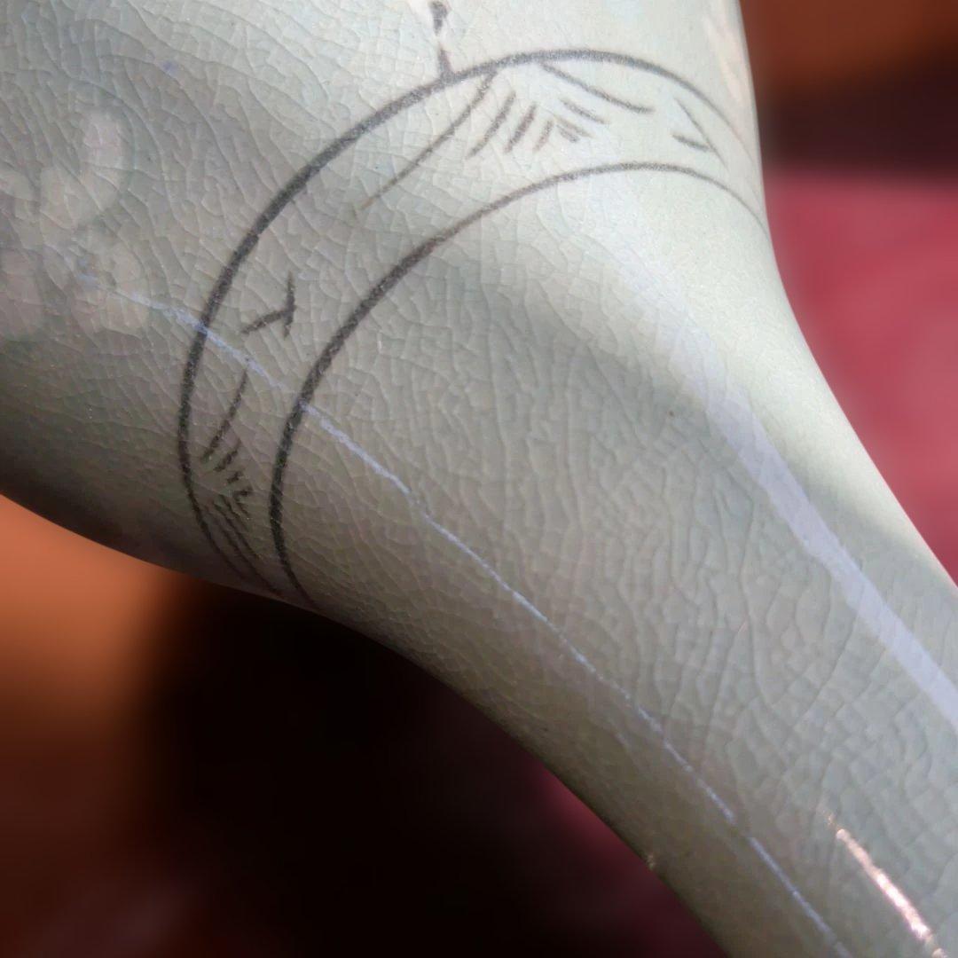 淡い緑色の鶴絵陶器花瓶