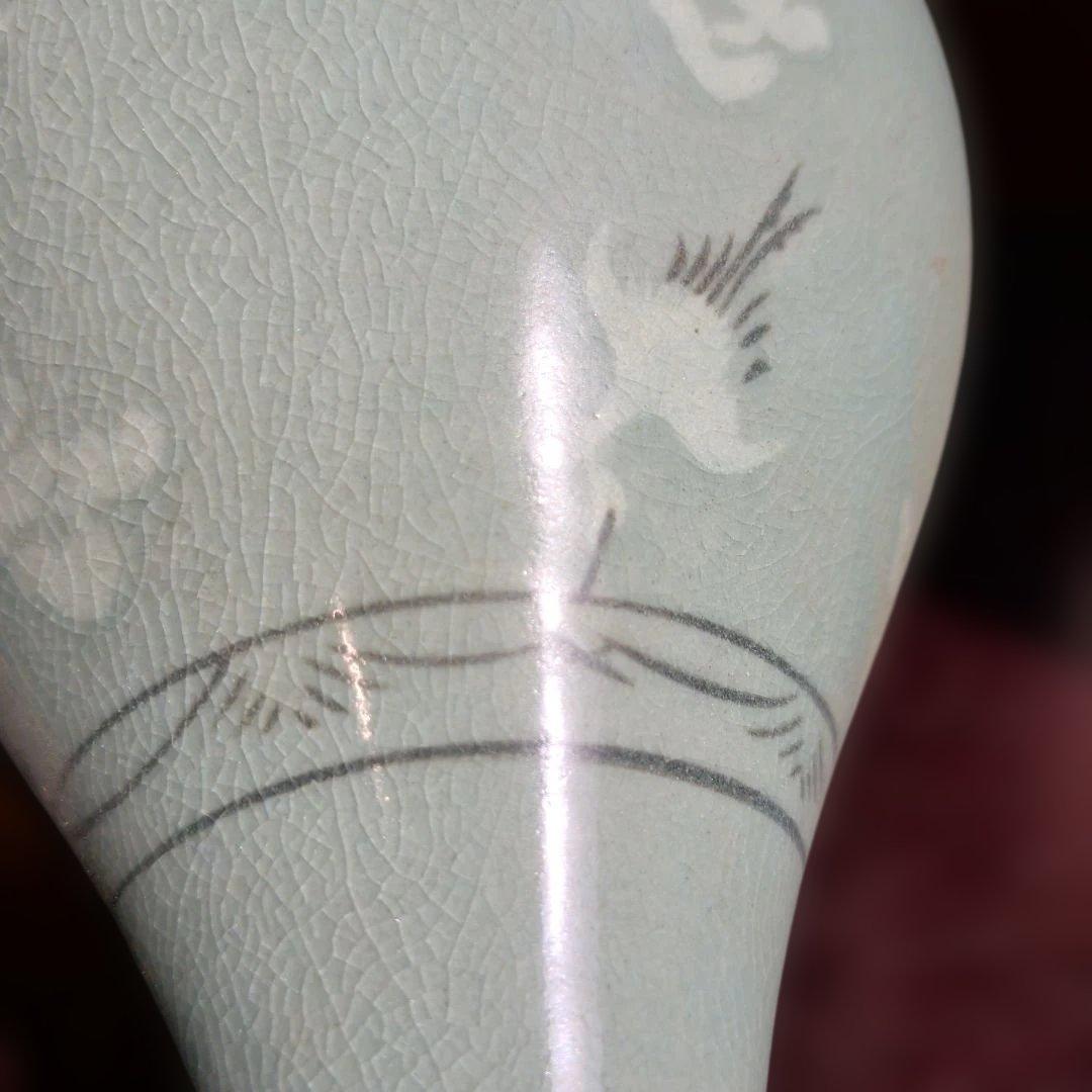 淡い緑色の鶴絵陶器花瓶
