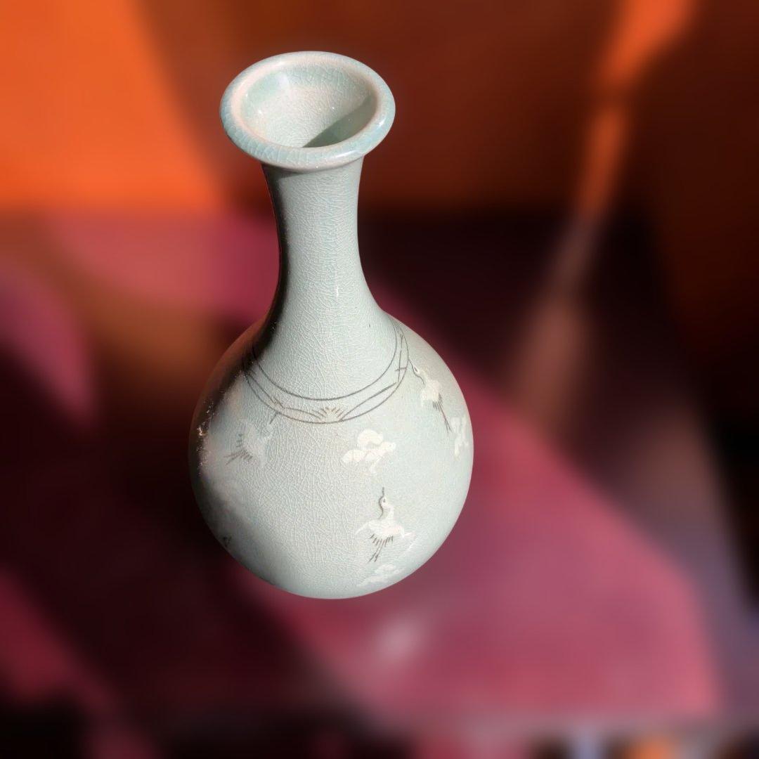 淡い緑色の鶴絵陶器花瓶
