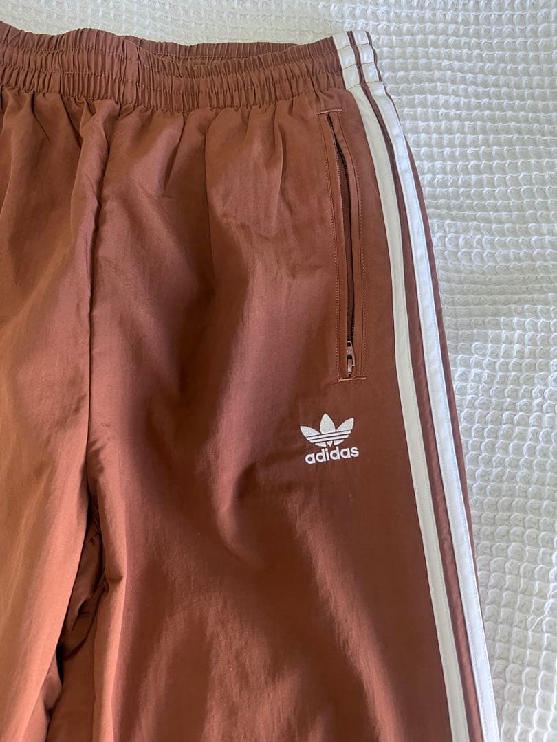 adidas ブラウン ジャージパンツ