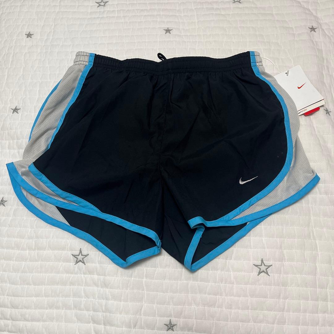 【新品未使用】NIKEウィメンズトレーニングウェアセット　ブラック＆ライトブルー