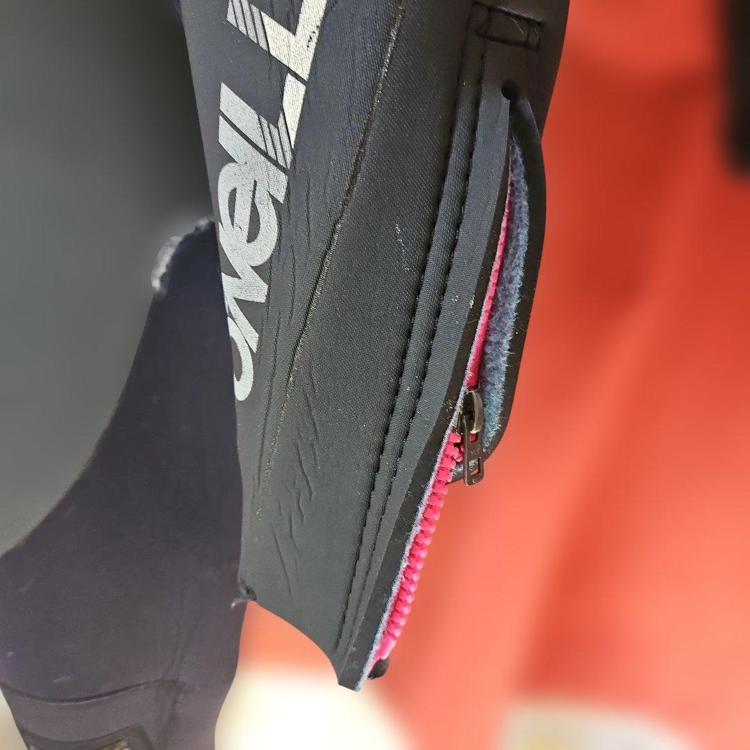 O'NEILL ウェットスーツ 黒と赤