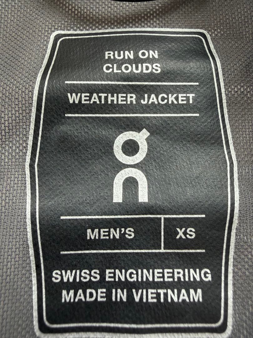On Weather Jacket メンズXS(上) ウィメンズS(下・穴あり)