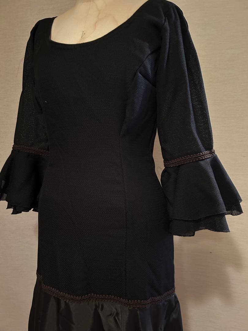 ハンドメイド　フラメンコ衣装　シンプル黒ワンピース　赤ペチコート付き