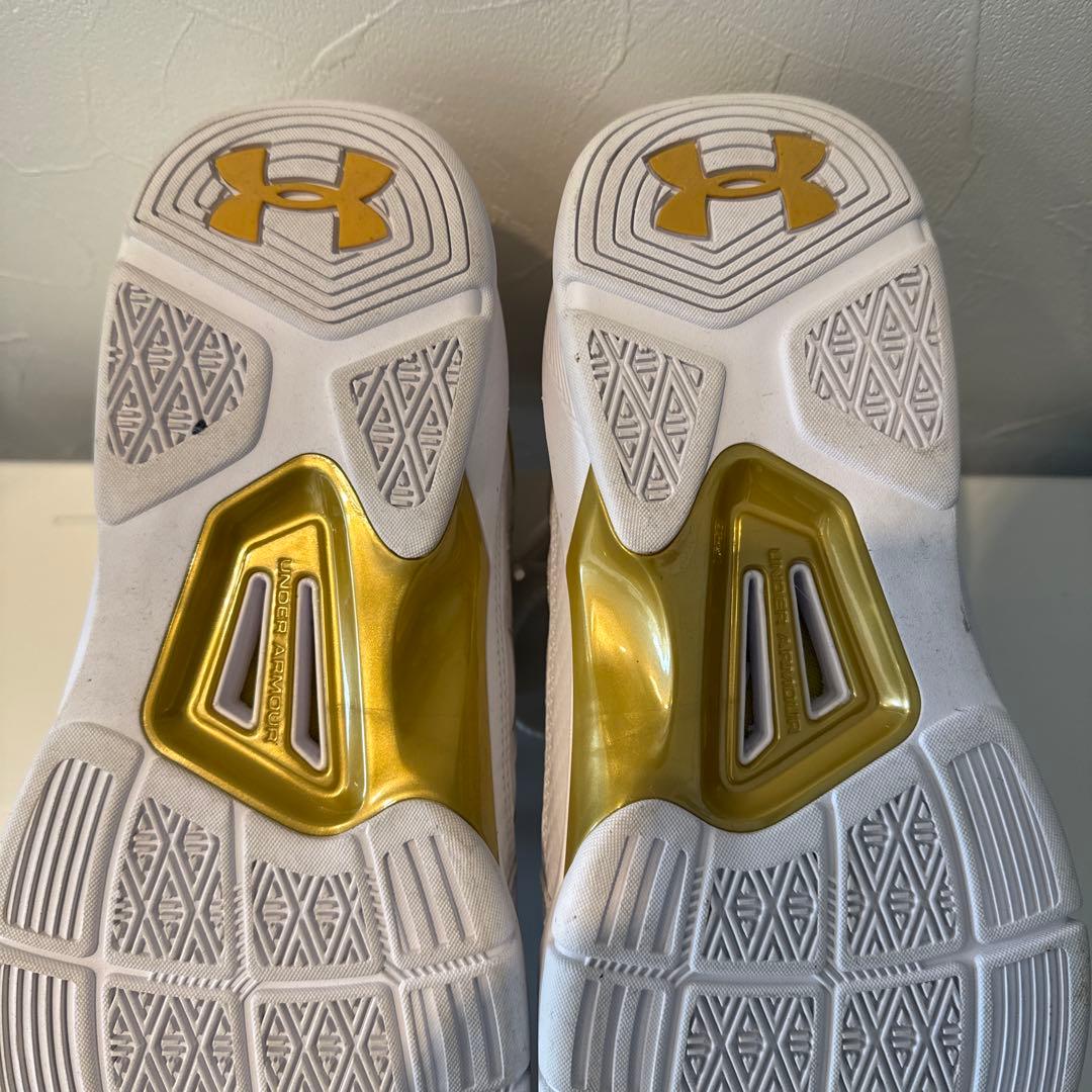 Under Armour バスケットボールシューズ ホワイト/ゴールド