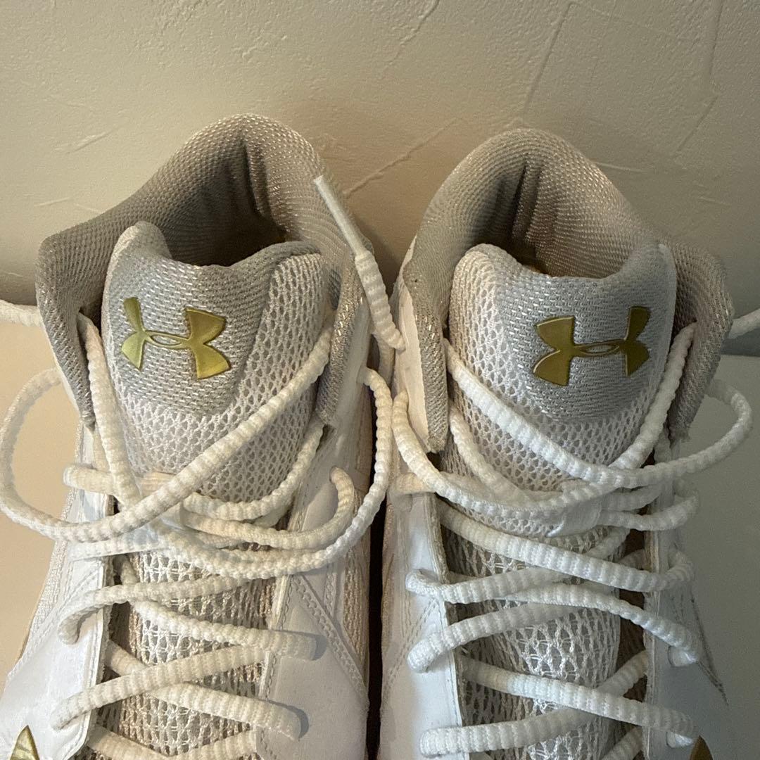 Under Armour バスケットボールシューズ ホワイト/ゴールド