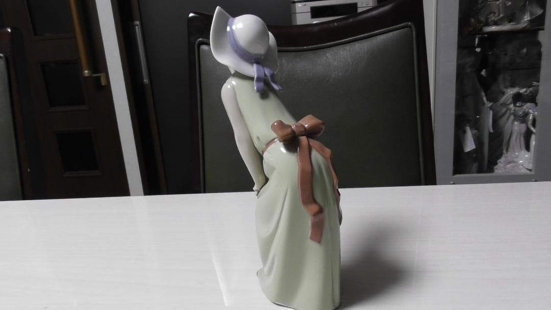 LLADRO　リヤドロ　【若草色の少女(鏡の前で)】4　リアドロ　Ｌ336