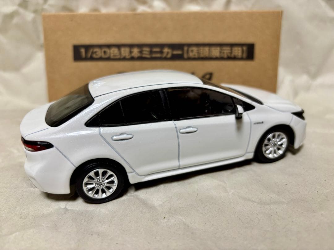 カローラ　カラーサンプル ミニカー　ホワイトパールクリスタルシャイン　専用箱付