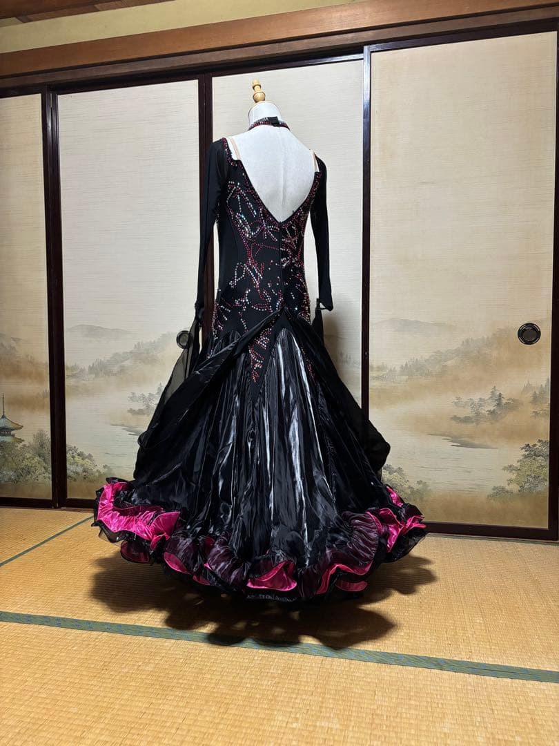 ブラック＆ピンクフリル モダンドレス