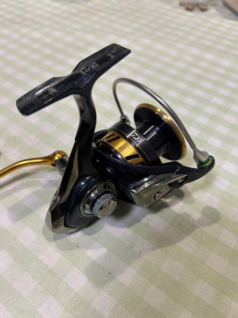 Legalis LT5000D-CXHスピニングリール 黒/金 軽量デザイン