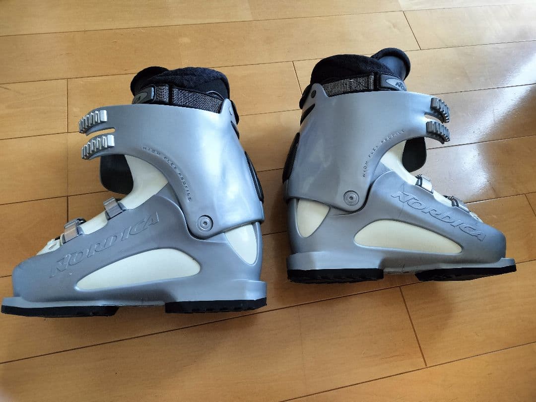NORDICA 12 W 女性用スキーブーツ