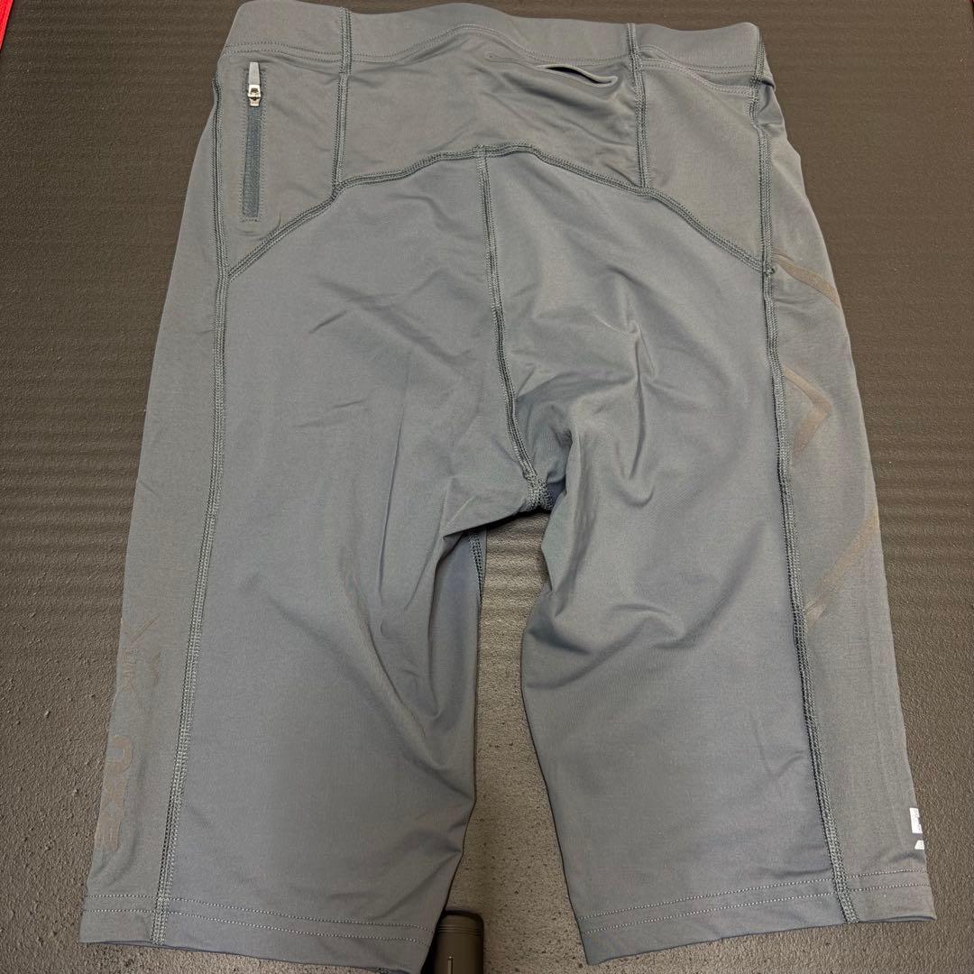 2XUハーフタイツ(シーズン限定色) (アミノサウルス)のロゴ入り