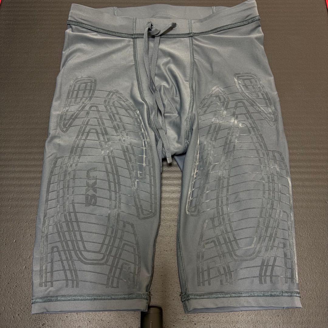 2XUハーフタイツ(シーズン限定色) (アミノサウルス)のロゴ入り