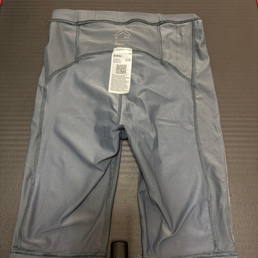 2XUハーフタイツ(シーズン限定色) (アミノサウルス)のロゴ入り