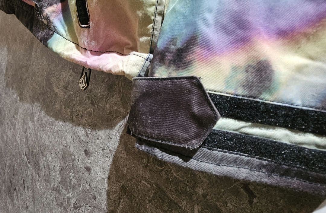 ✨上下セットアップ✨ VOLCOM　ボルコム　スノボウェア　虹色 総柄　L〜XL